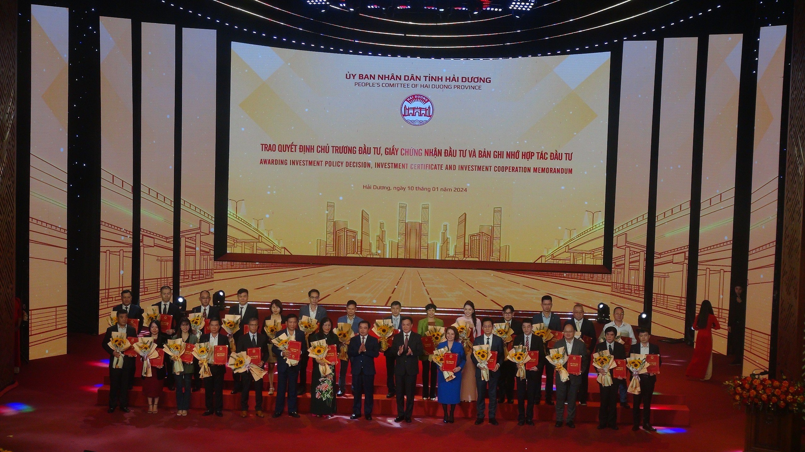 Lãnh đạo tỉnh Hải Dương trao giấy chứng nhận đầu tư cho 27 doanh nghiệp